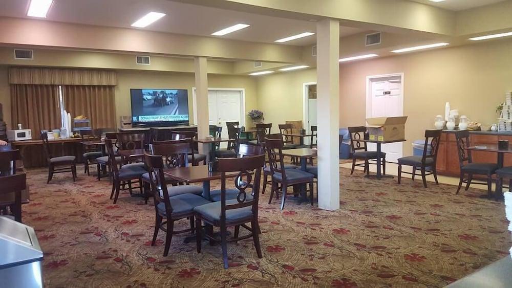 Sunday House Inn and Suites photo 14