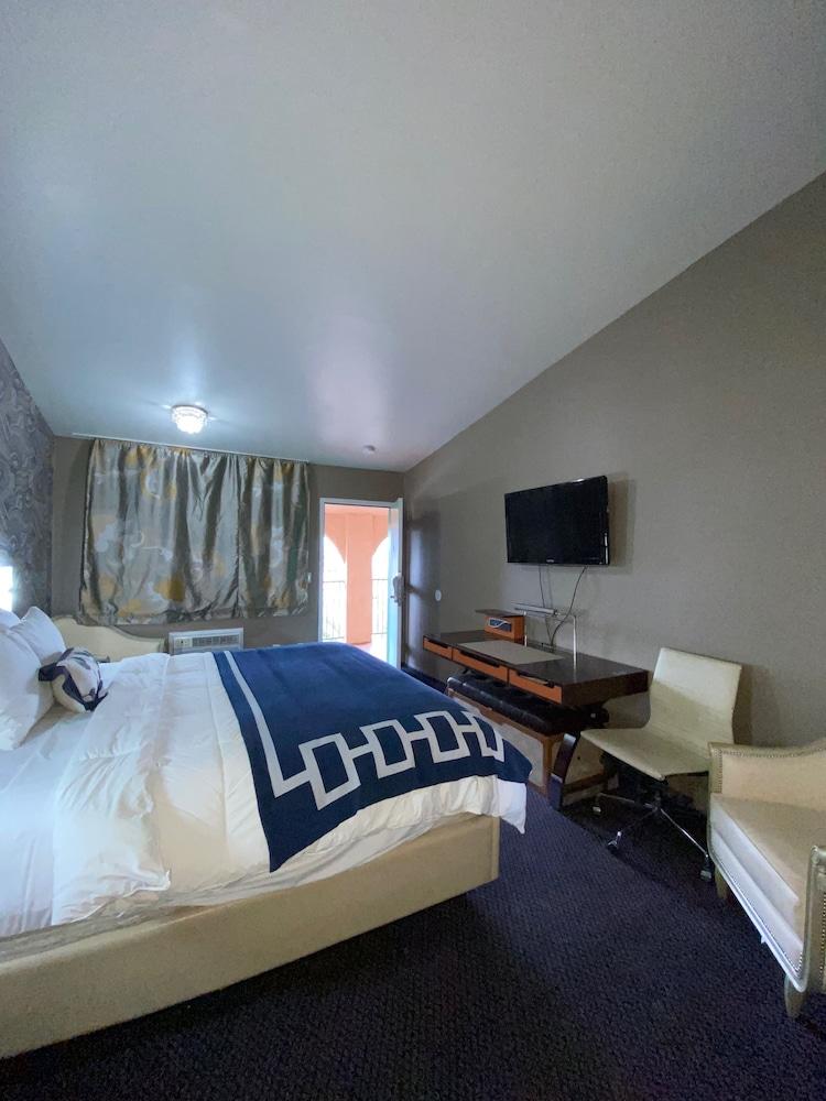 Crown Motel photo 38