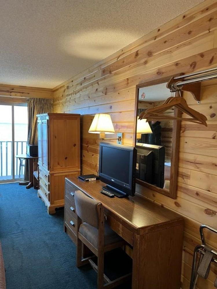 Waterfront Inn - Mackinaw City photo 8