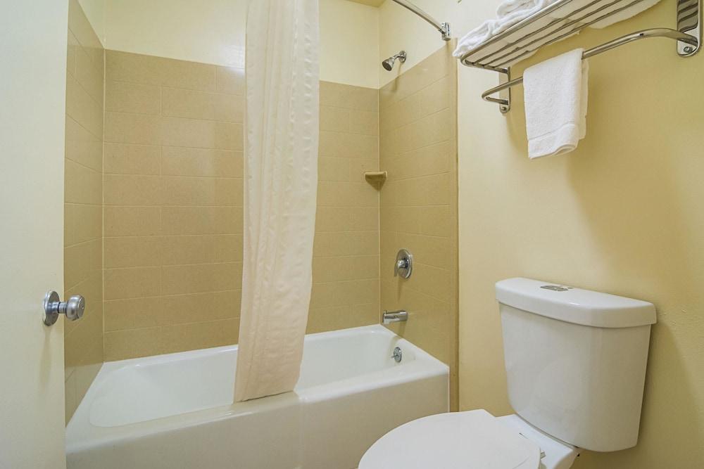Econo Lodge Research Triangle Park photo 15