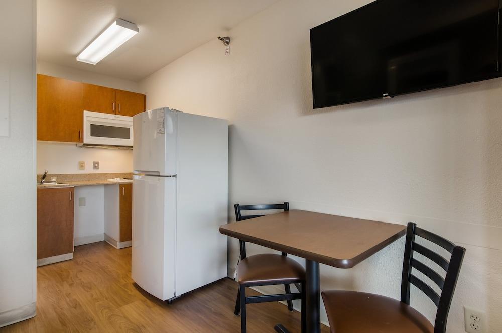 HomeTowne Studios By Red Roof Denver - Glendale/ Cherry Creek photo 10