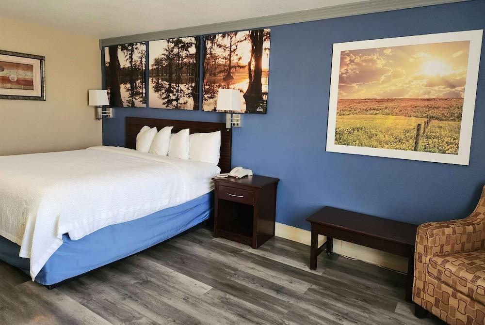 Days Inn by Wyndham Rosenberg photo 11
