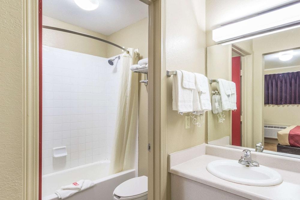 Econolodge Inn & Suites photo 37