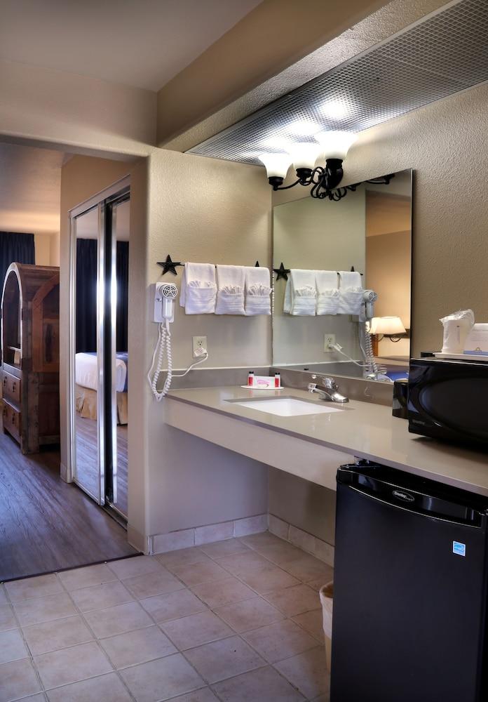 Days Inn & Suites by Wyndham Llano photo 31