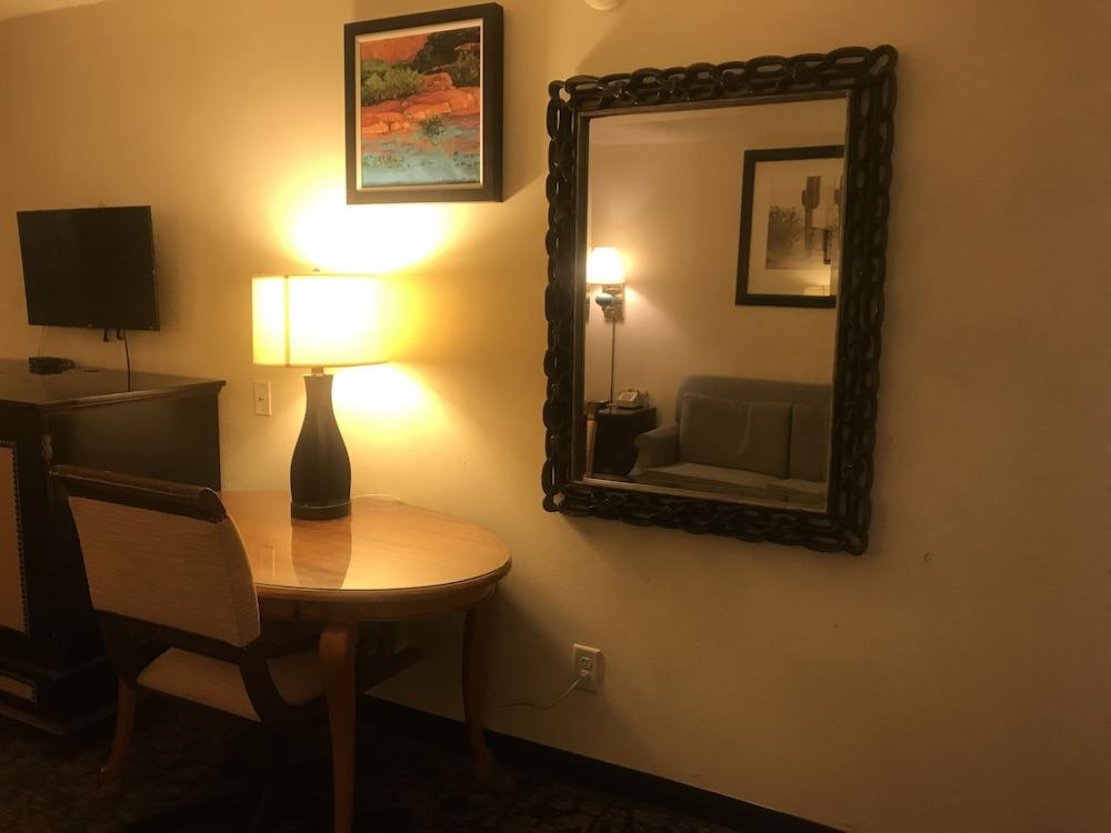 Travelers Inn & Suites photo 40