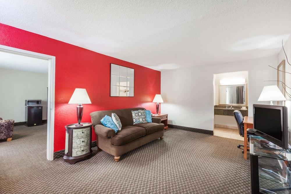 Ramada by Wyndham New Iberia photo 37