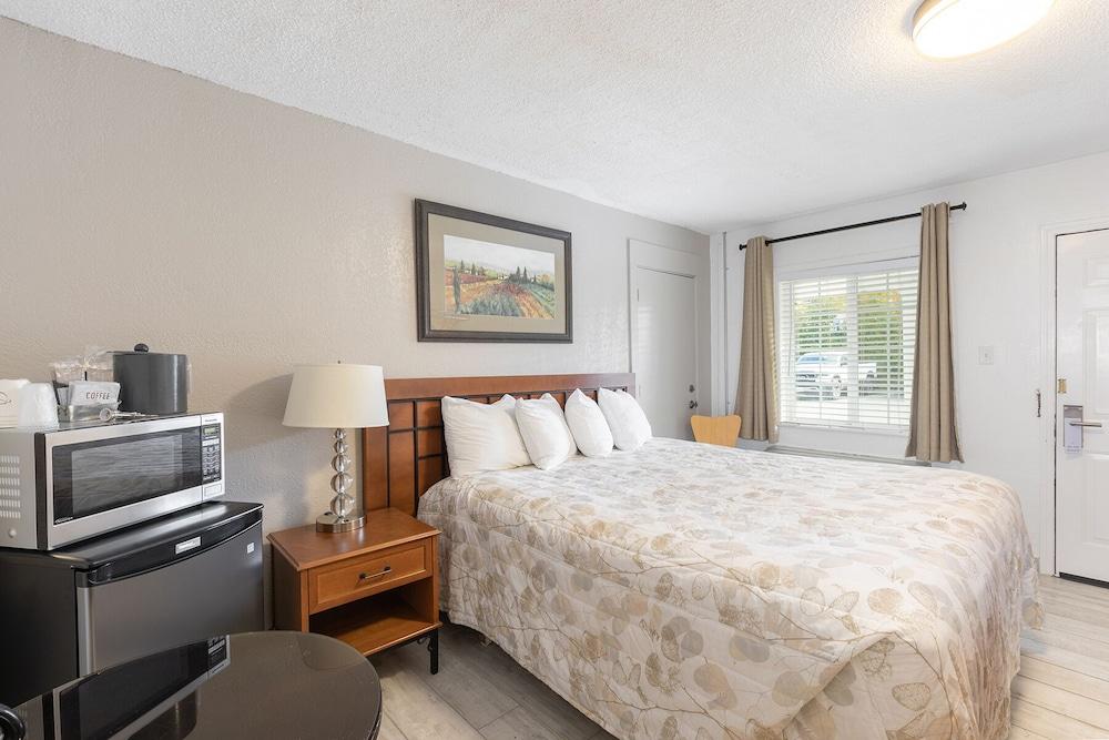 Vineyard Valley Inn photo 2