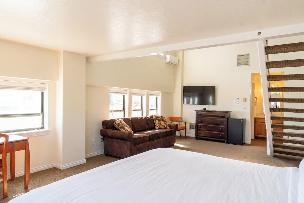 Road Creek Inn photo 11