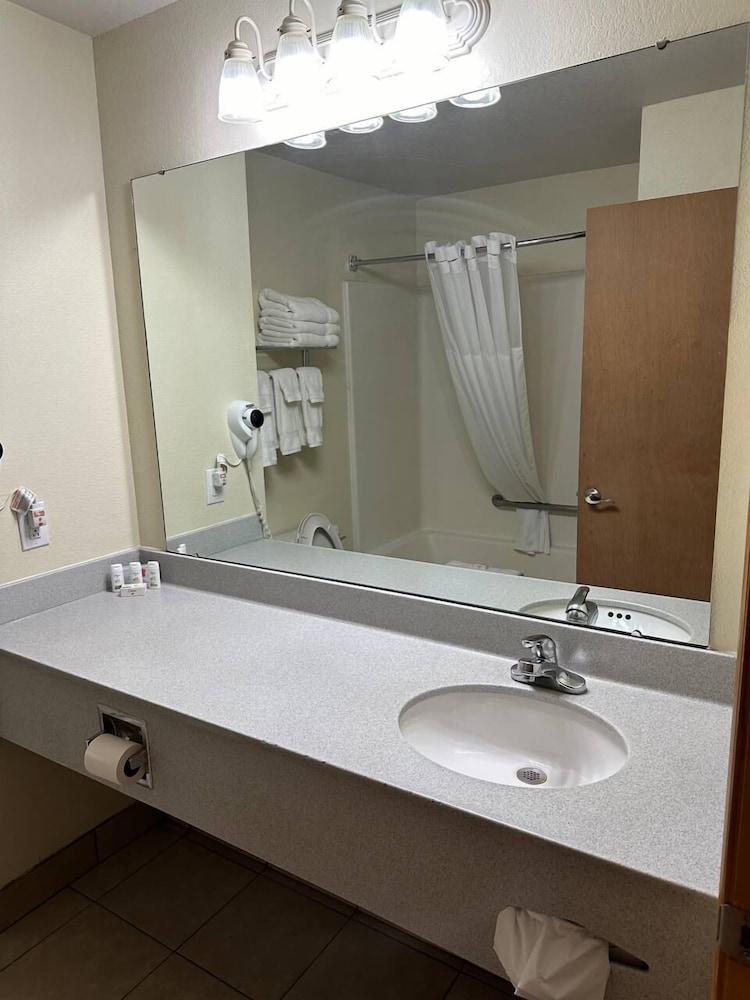 Baymont by Wyndham Lawrenceburg photo 32