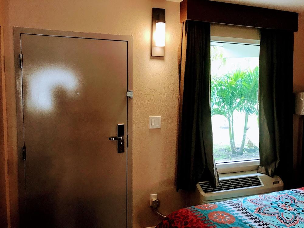 Tropical Inn & Suites photo 57