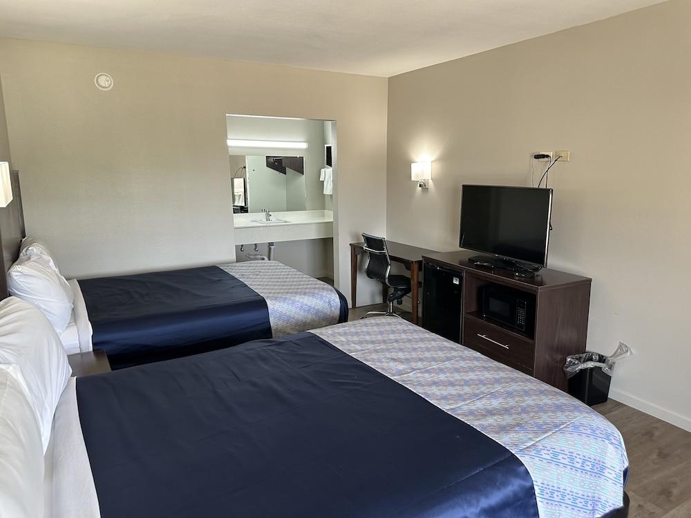 Oakwood Inn photo 6