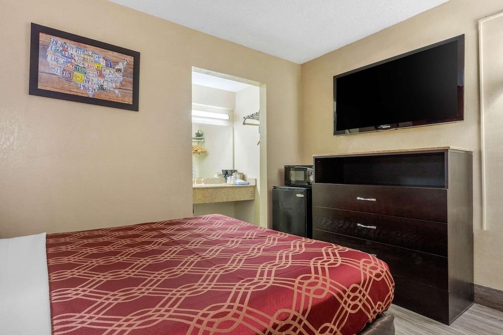 Econo Lodge Columbia Fort Jackson photo 10