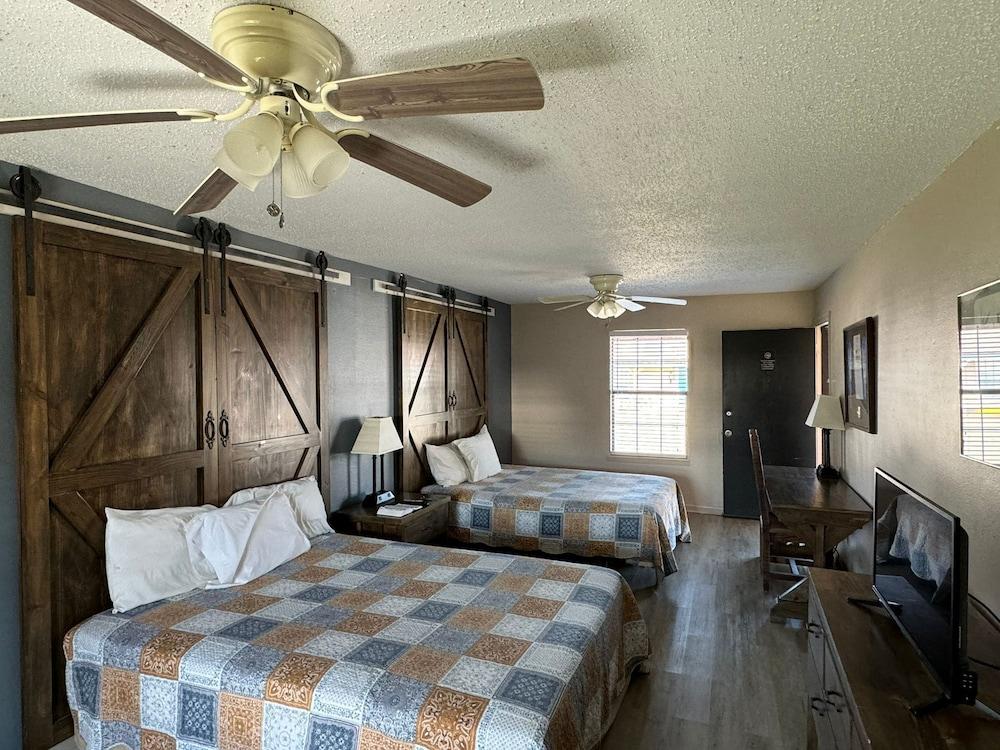 Four Horsemen Hotel photo 4