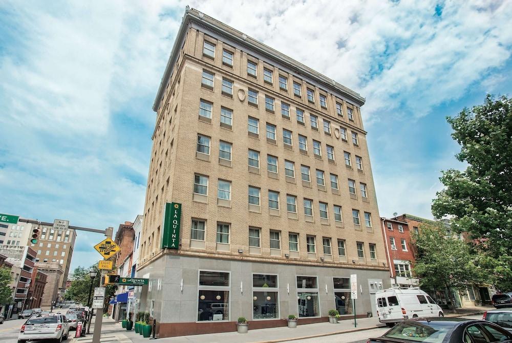 La Quinta Inn & Suites by Wyndham Baltimore Downtown photo 1