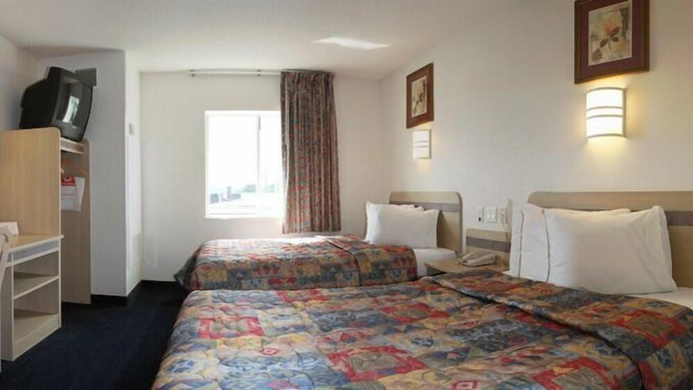 Econo Lodge Morristown West photo 10