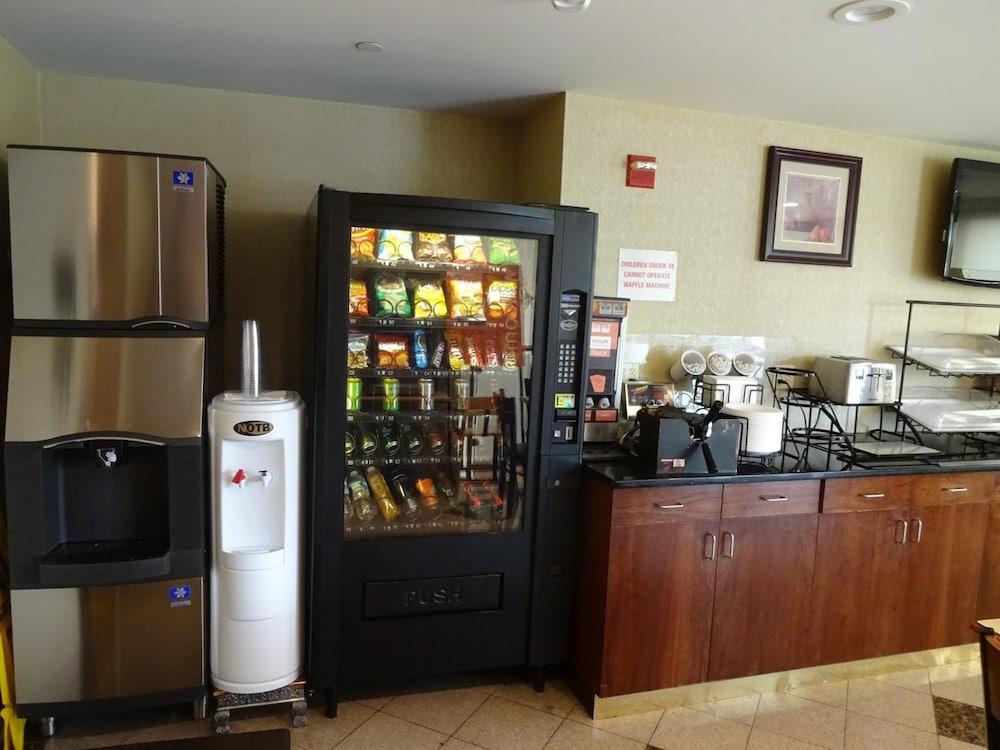 Bellerose Inn photo 34