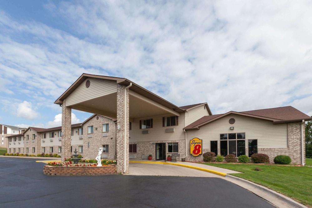 Super 8 by Wyndham Big Rapids — hotel in Big Rapids