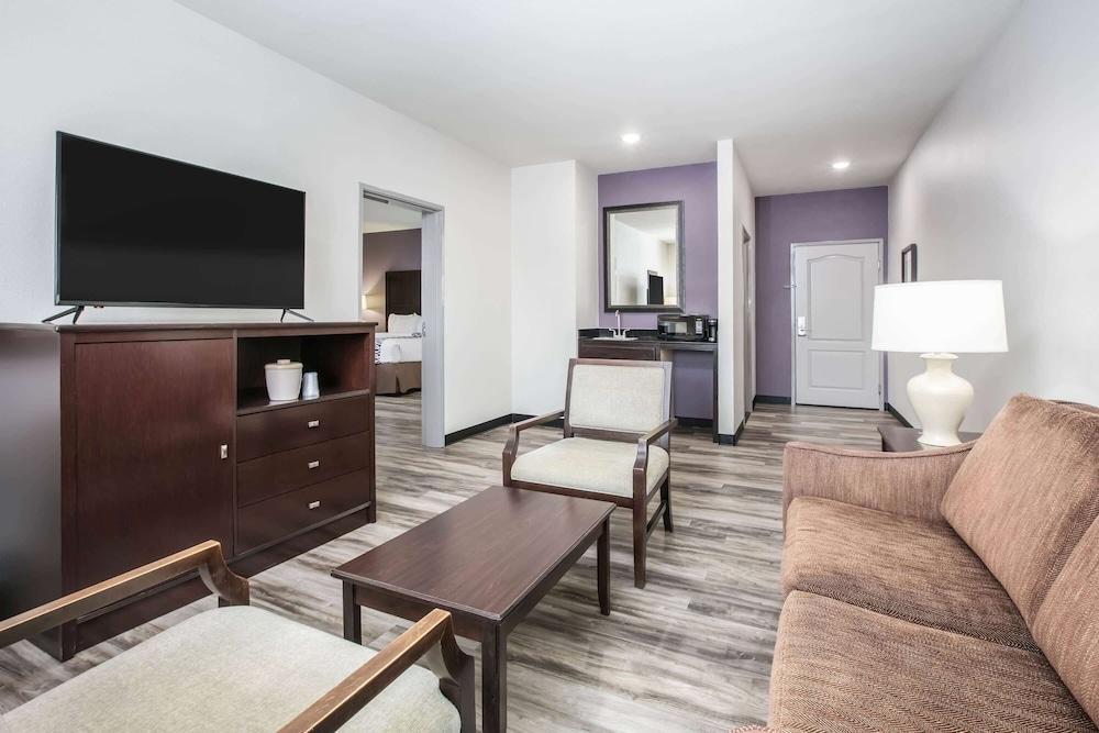 La Quinta Inn & Suites by Wyndham DFW Airport West - Euless photo 23