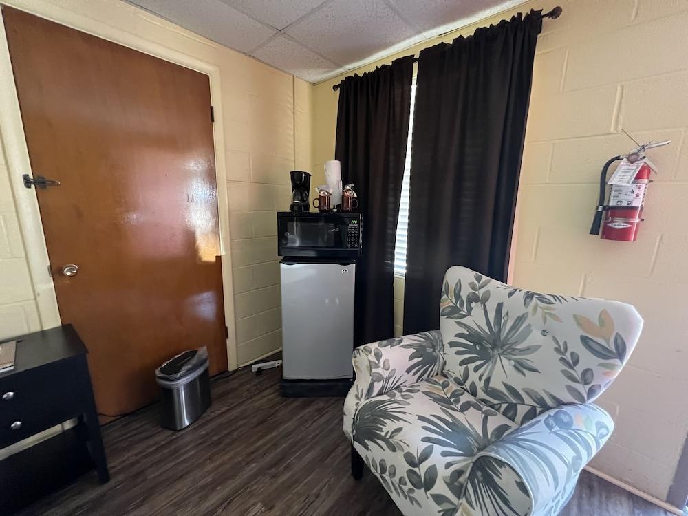 JI4, King Guest Room at the Joplin Inn at entrance to the resort by RedAwning photo 10