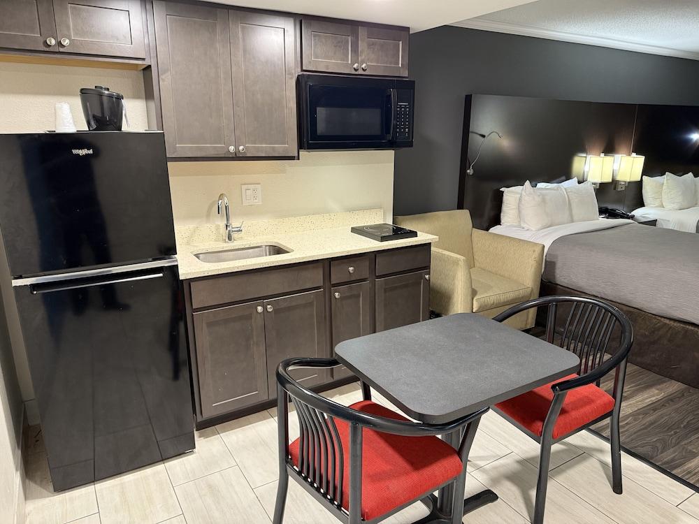 Quality Inn and Suites Livonia photo 14