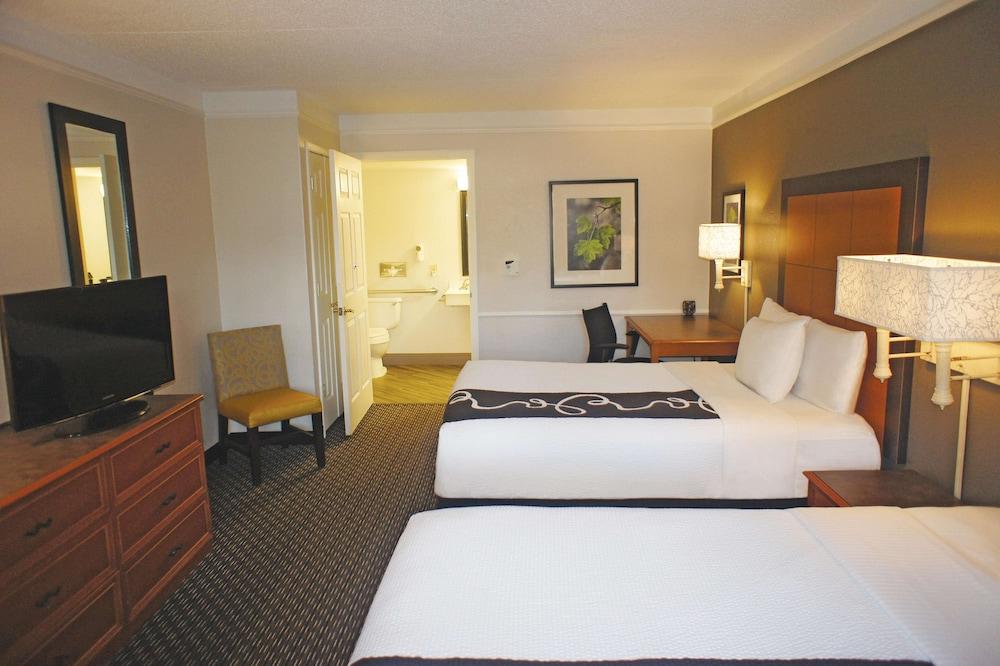 Days Inn by Wyndham Gainesville University I-75 photo 7