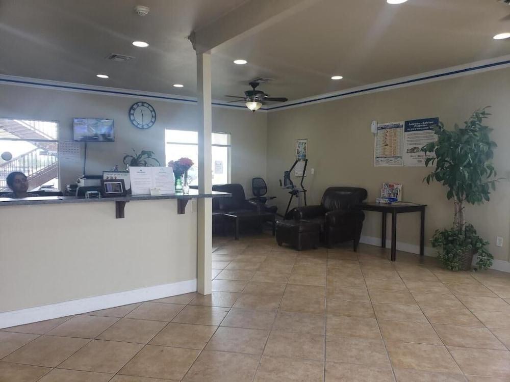 Crossroads Inn & Suites photo 29