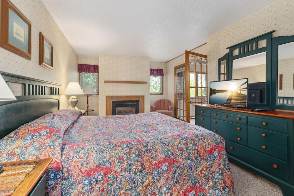 The Lodges at Breezy Point photo 40