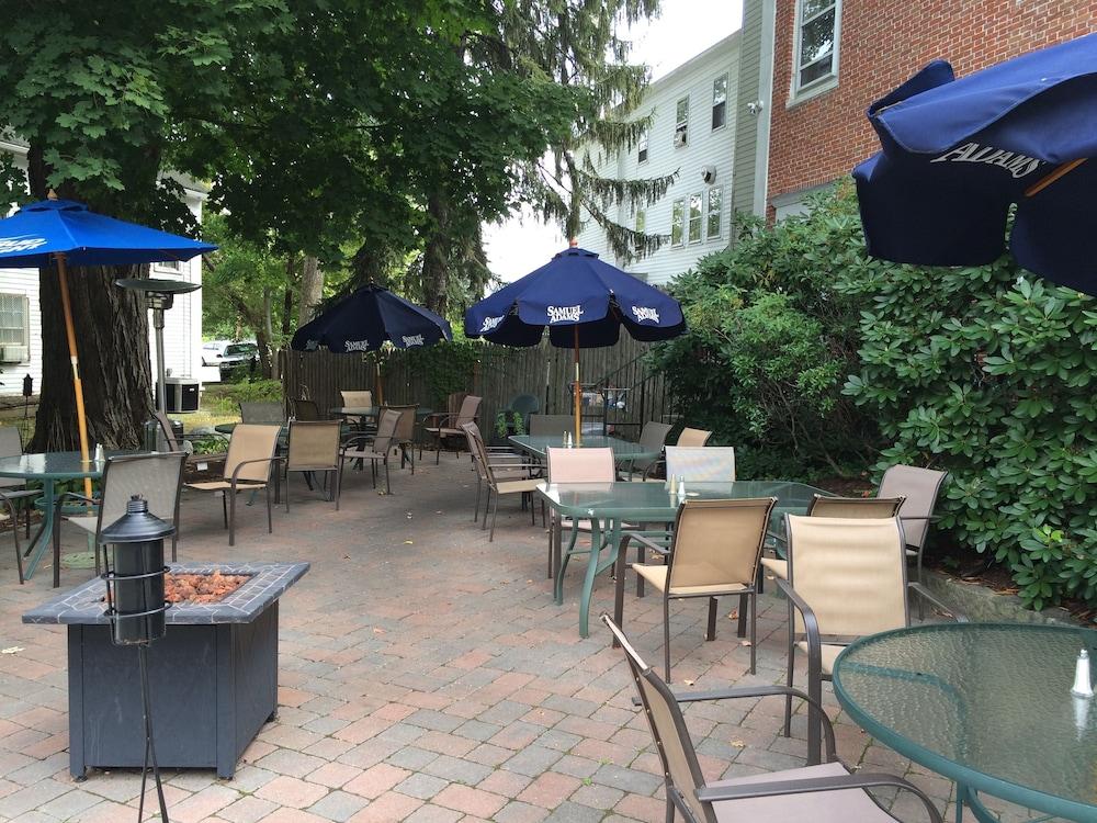 Hunters Grille and Tap at The Grafton Inn photo 9