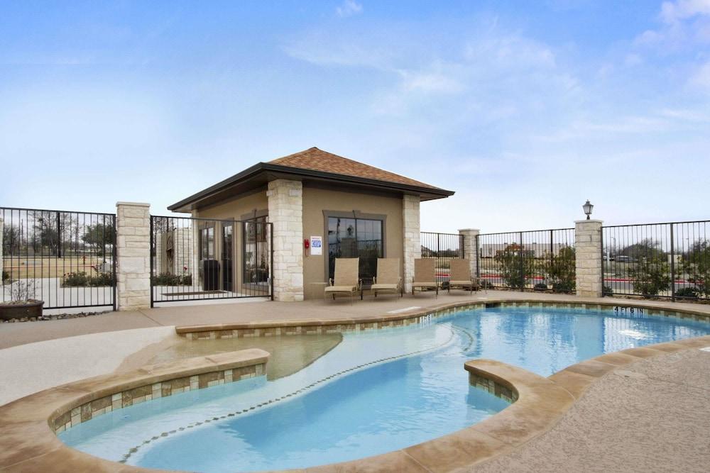 Microtel Inn & Suites by Wyndham Round Rock photo 9