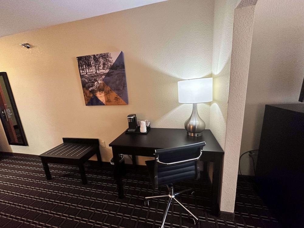 Best Western Plus Bass Hotel & Suites photo 13