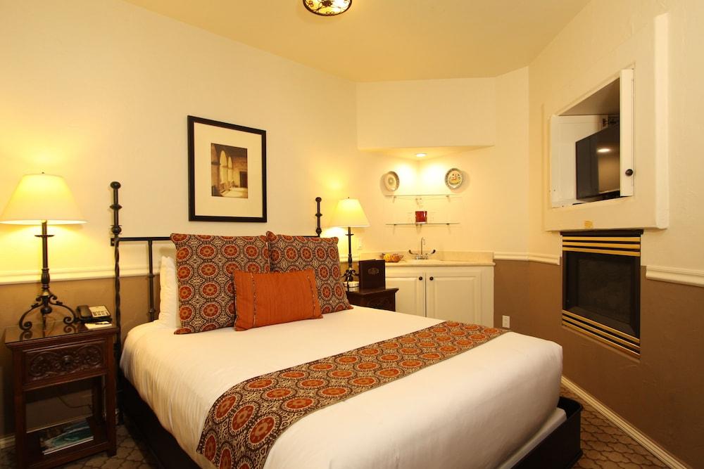 Cypress Inn photo 59