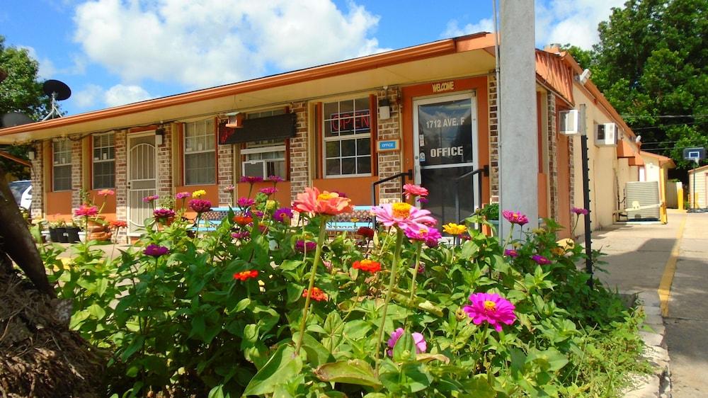Town House Motel photo 11