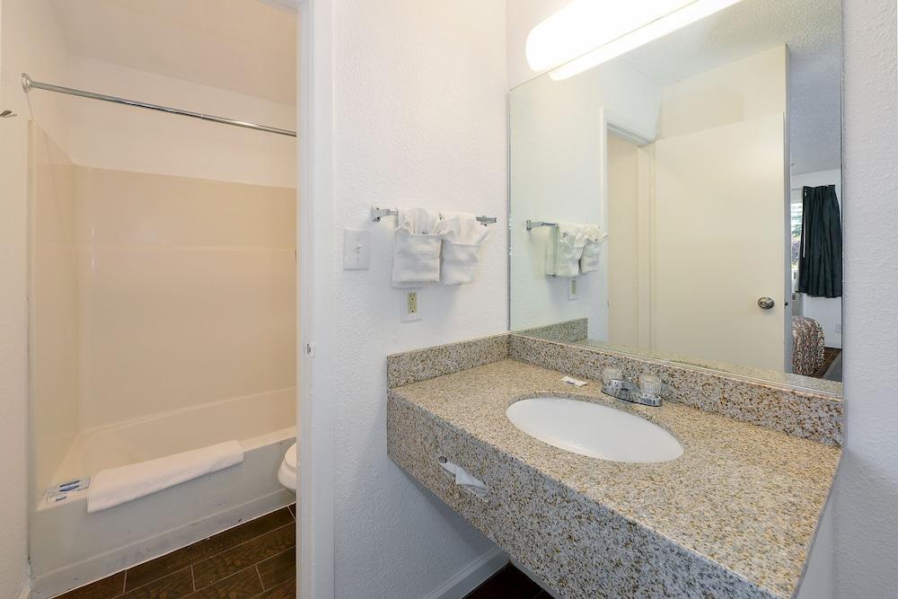 Budget Inn photo 5