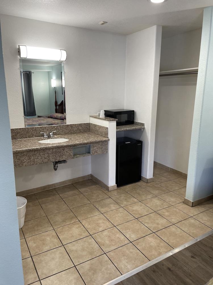 Coast Inn photo 3