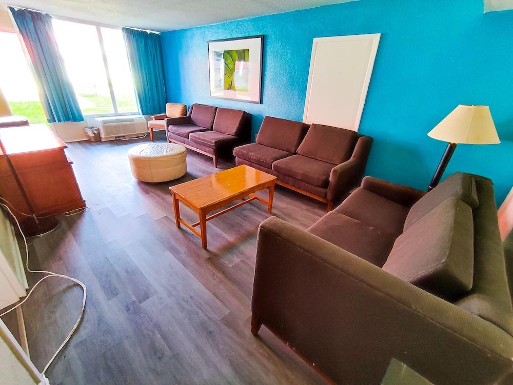 Clover Inn & Suites photo 25