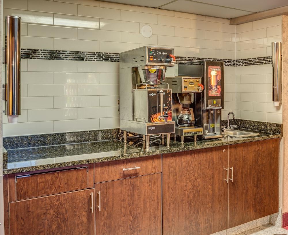 Prime Rate Inn photo 29