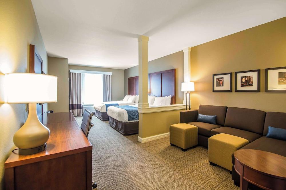 Comfort Suites Dodge City photo 16