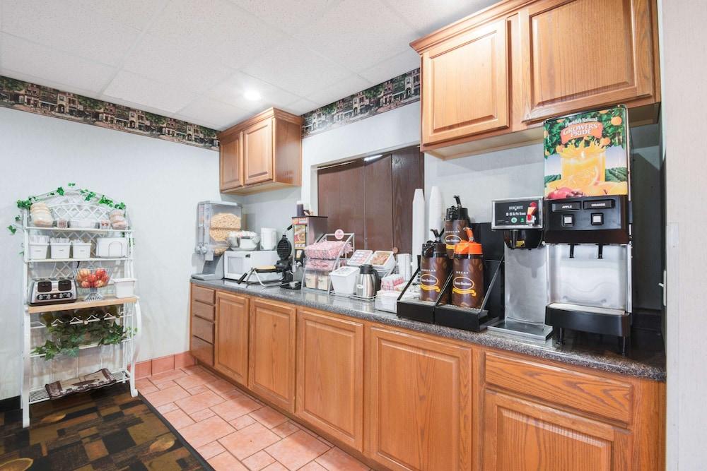 Super 8 by Wyndham Monett photo 14