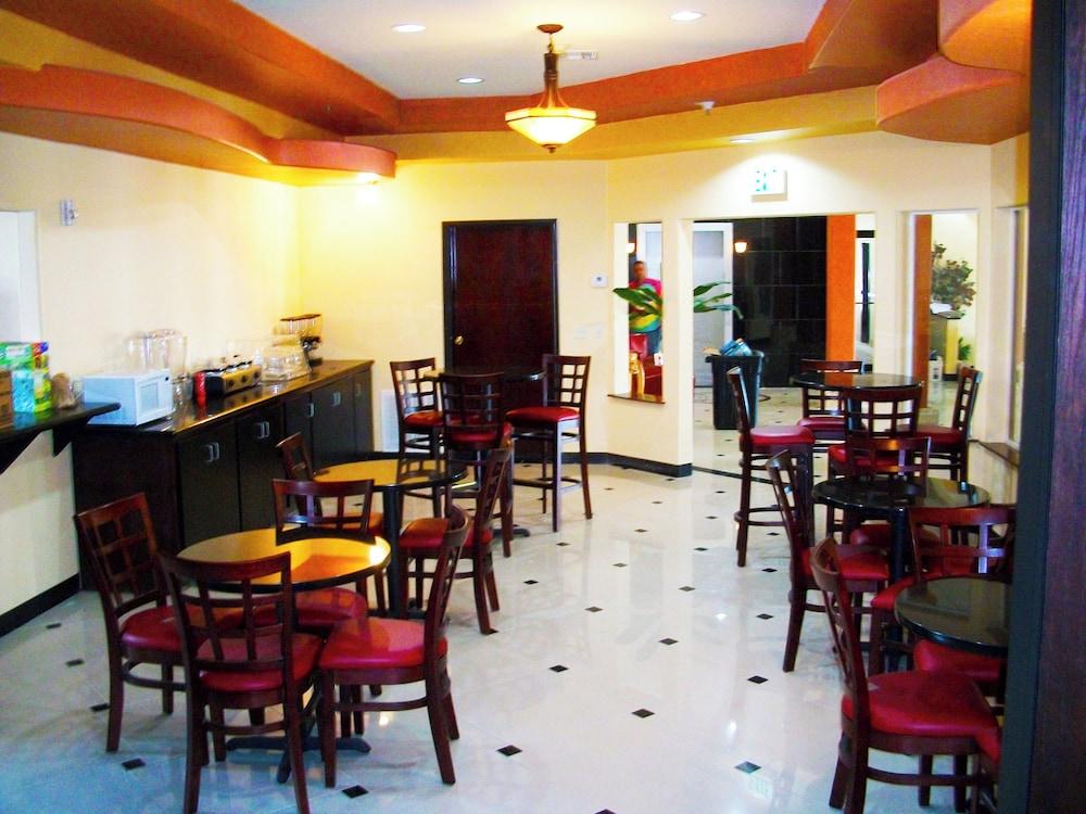 Robinson Inn and Suites photo 7