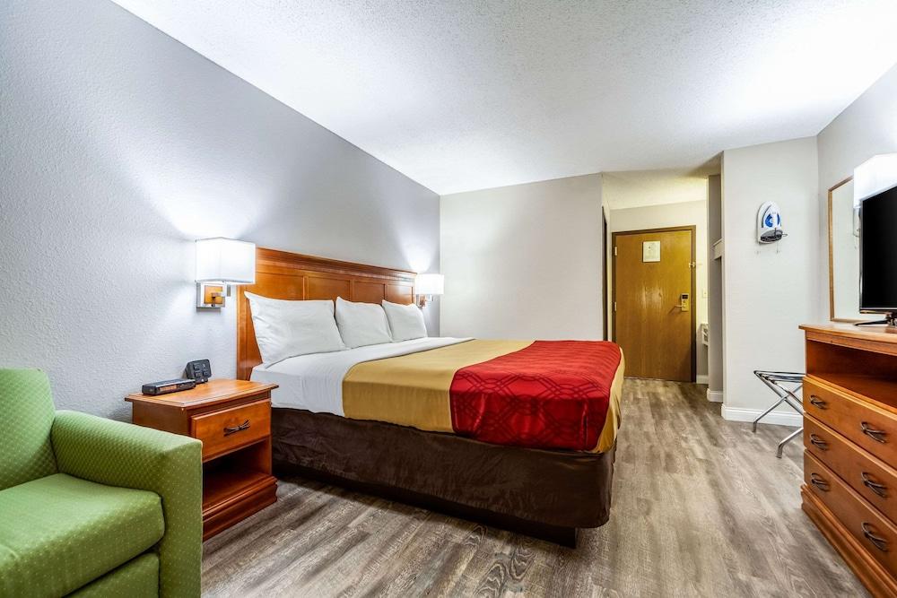Econo Lodge Lincoln photo 40
