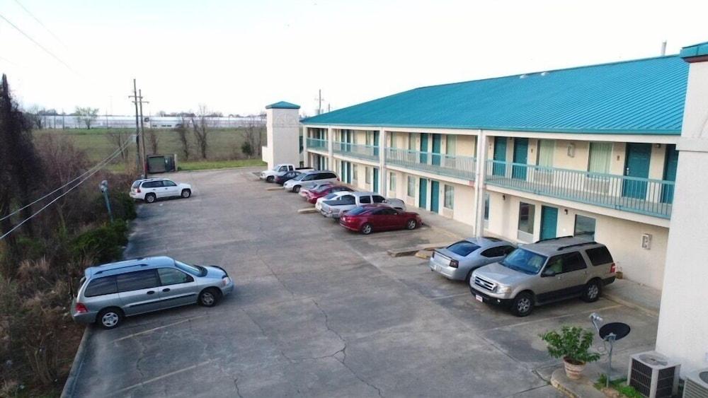Deluxe Inn & Suites photo 9