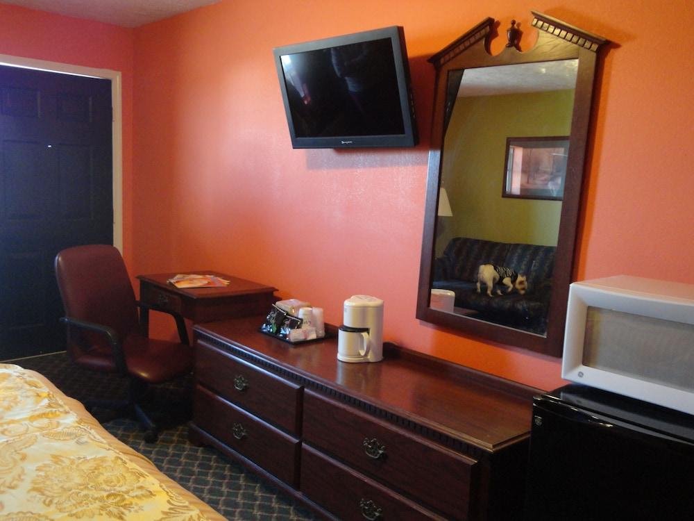 Royal Inn and Suites photo 16