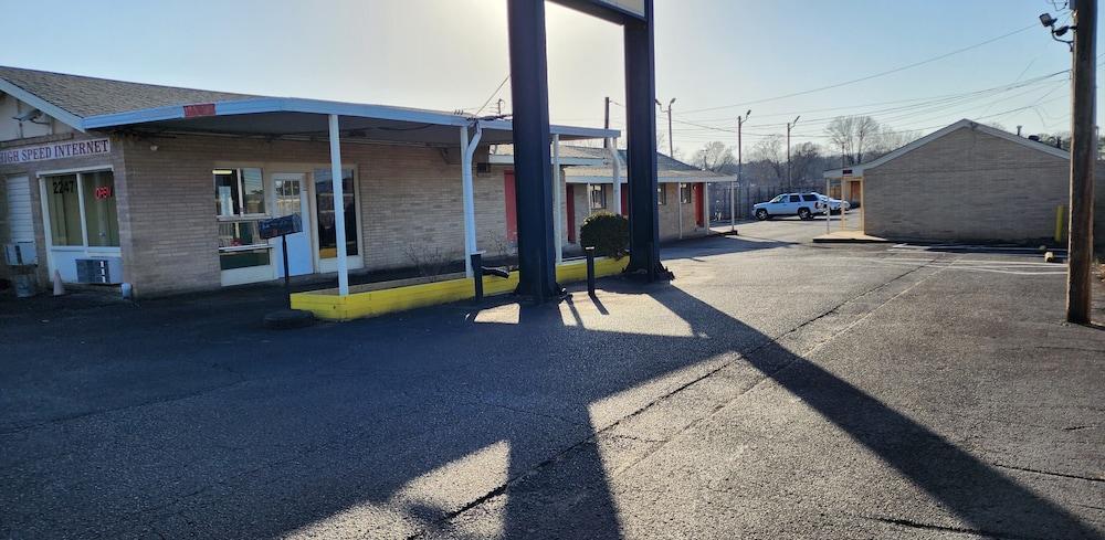 TRAVELER'S MOTEL photo 9