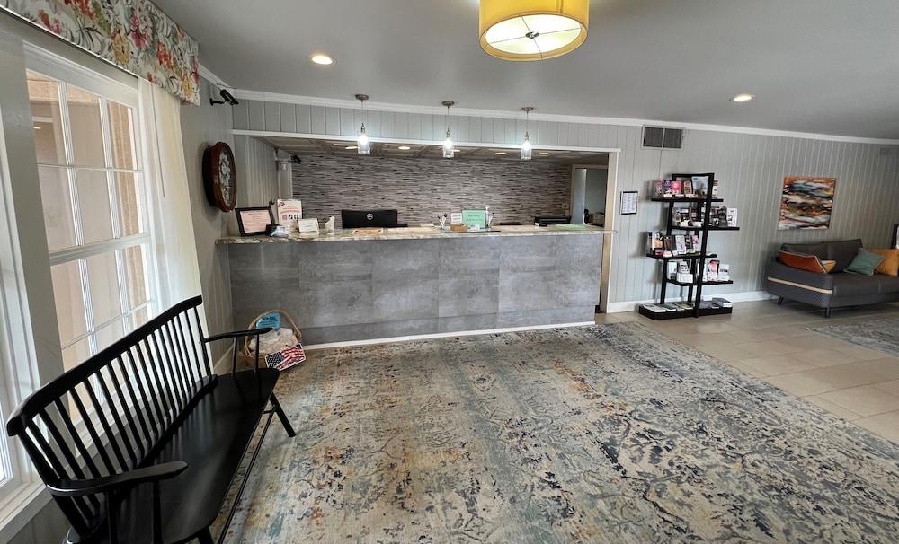Sunday House Inn and Suites photo 8
