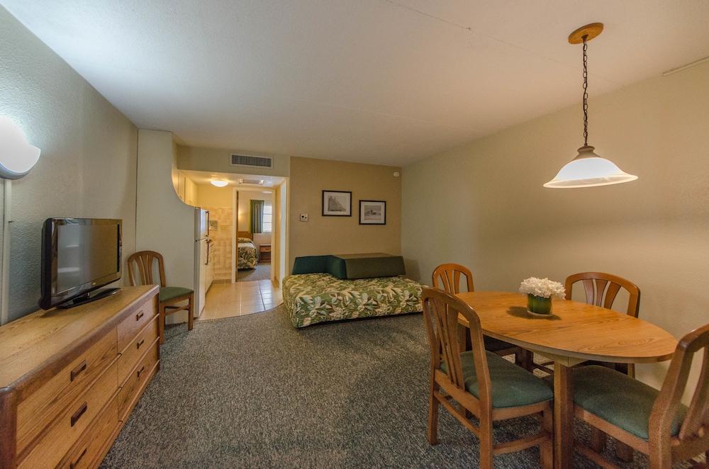 Attache Motel photo 33