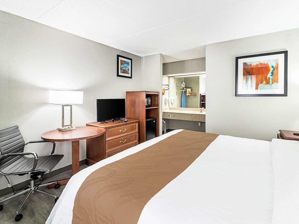 Farragut Inn & Suites photo 11