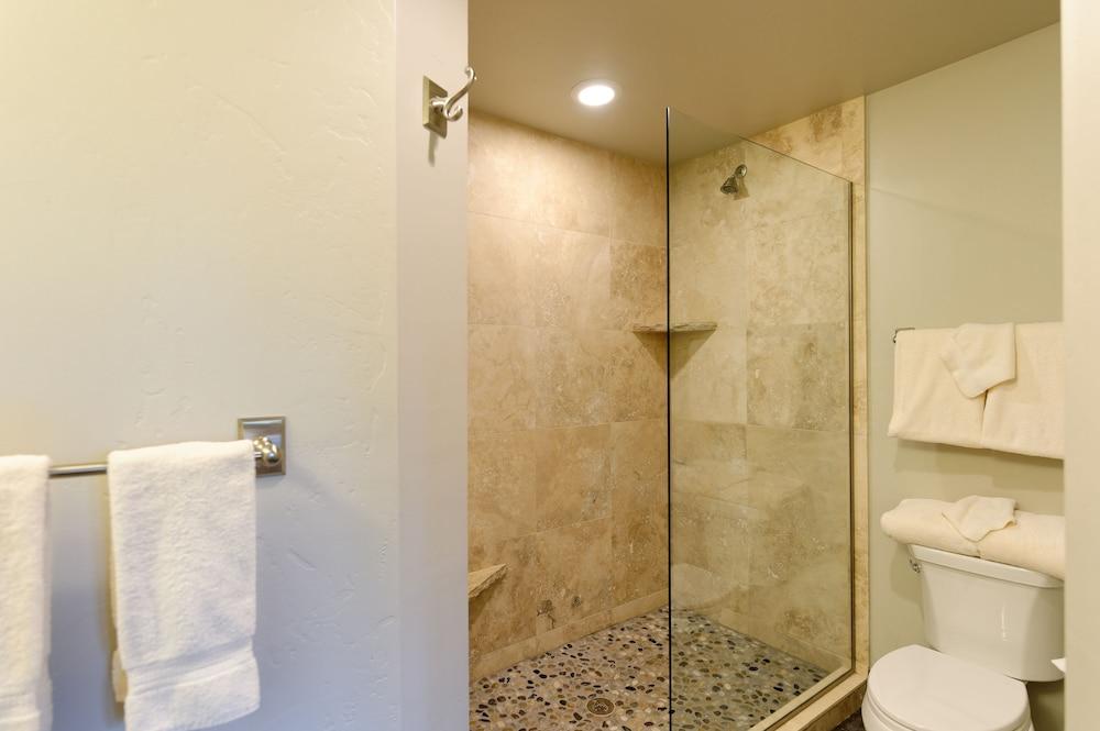 The Crestwood Condominiums photo 78