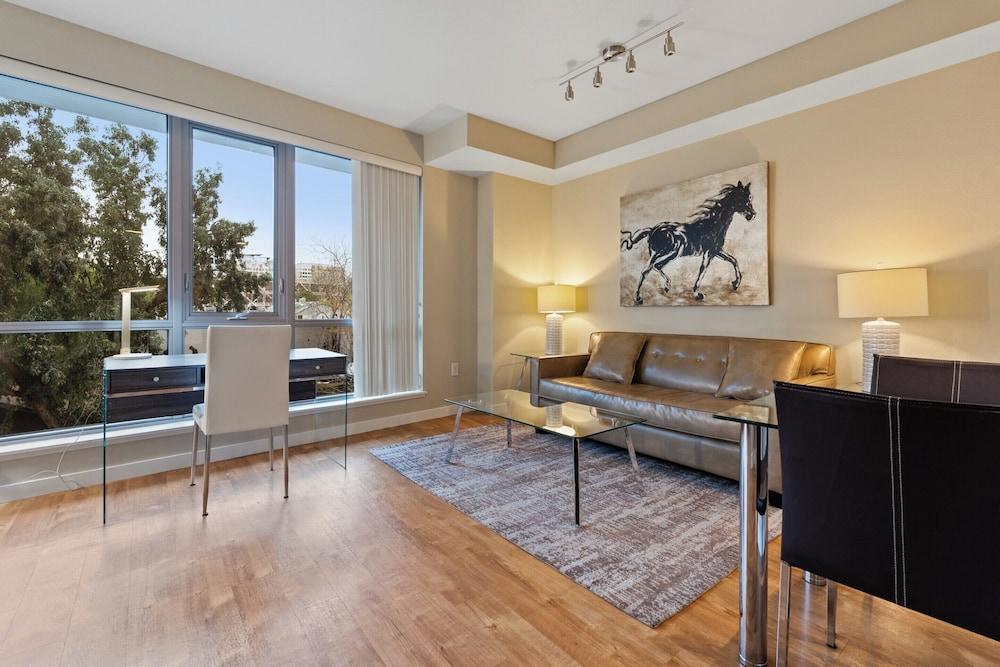 Global Luxury Suites at Woodbury photo 30