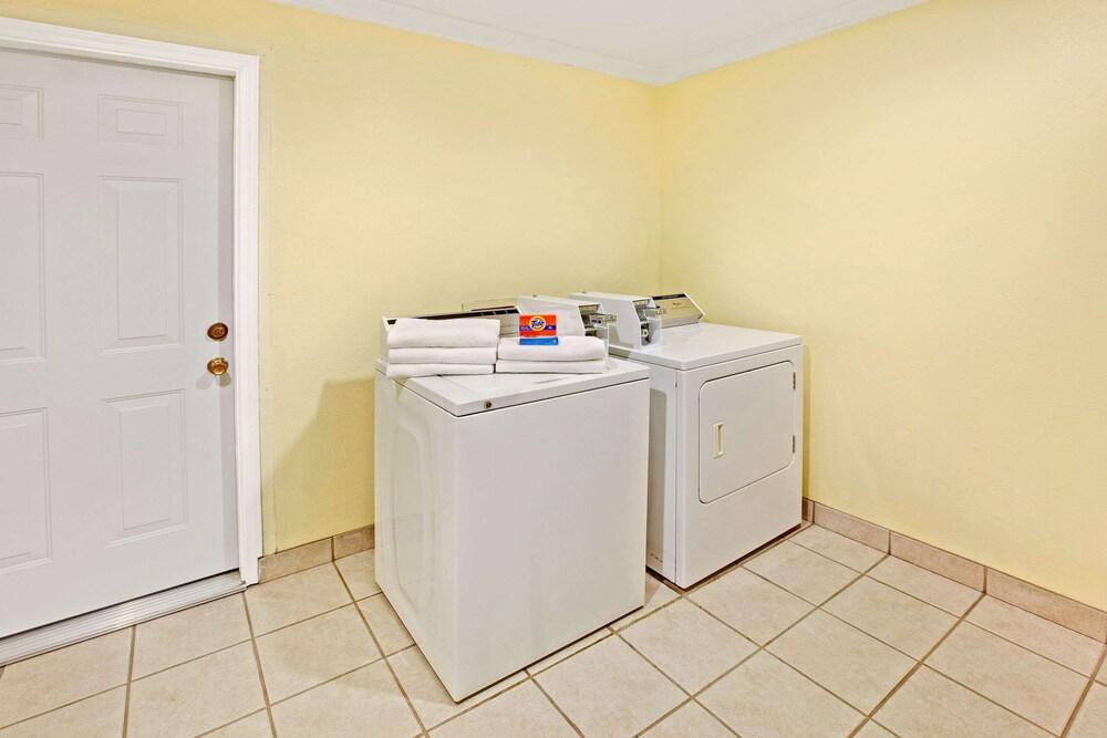 Days Inn by Wyndham Baytown Garth Road I10 East photo 24