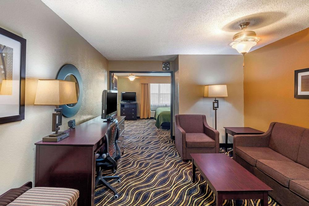 Quality Suites Addison - Dallas photo 46